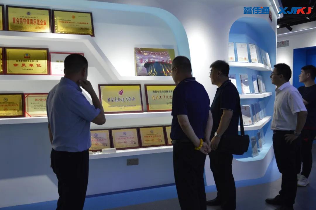 抗震分會(huì)領(lǐng)導(dǎo)參觀鑫佳通展廳